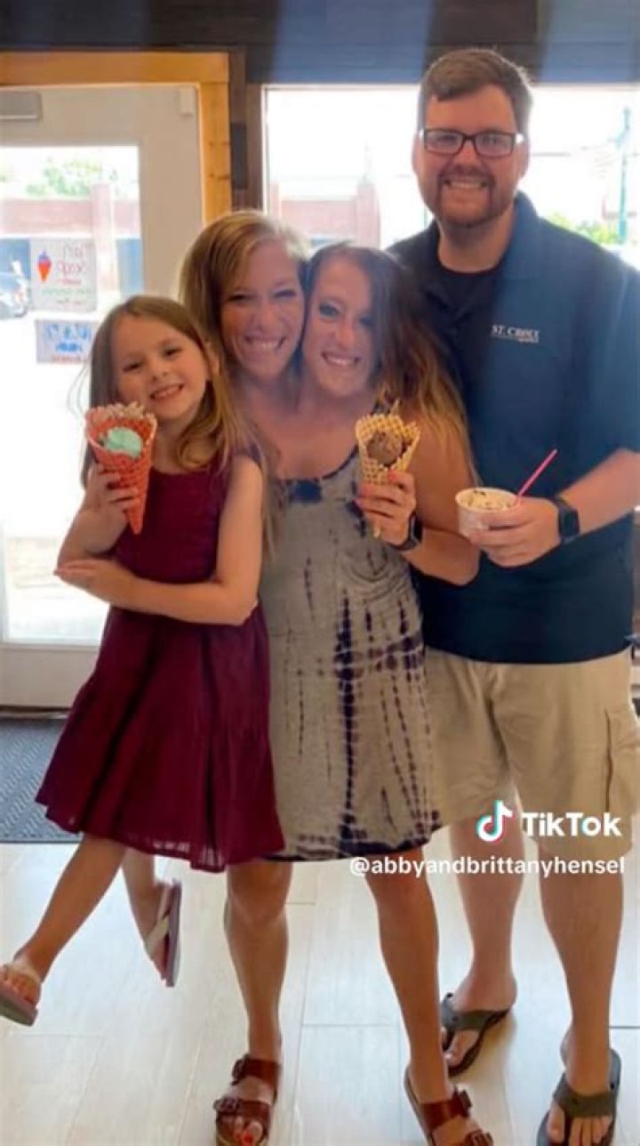 Abby and Brittany Hensel Biography, Age, Height, Husband, Net Worth, Family