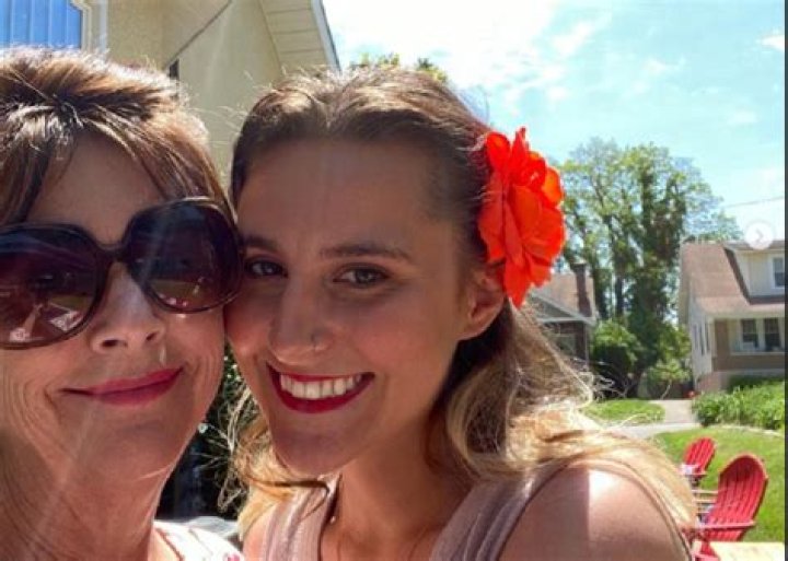 Is Carly Hanks Related To Tom Hanks | Parents And Family Details