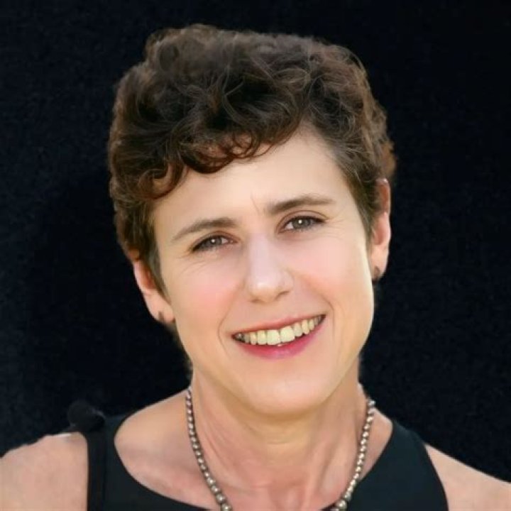 Julia Bond Biography, Age, Height, Husband, Net Worth, Family