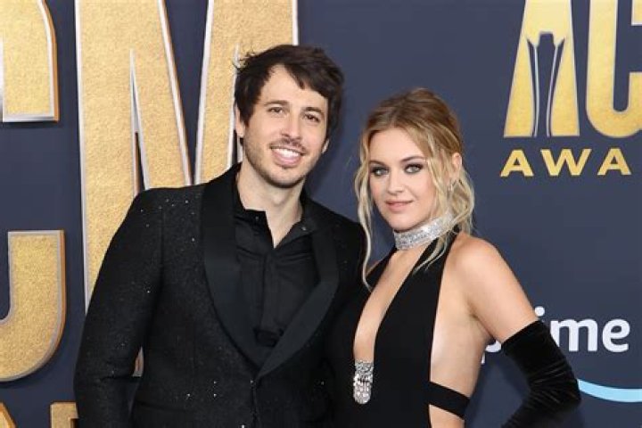 Morgan Evans’ Brand New EP “Life Upside Down” Is About ‘Finding Light in the Dark’ in Regards to His Recent Divorce With Kelsea Ballerini – Celeb Secrets Country
