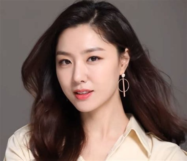 Seo Ji-hye Biography, Age, Height, Net Worth, Family